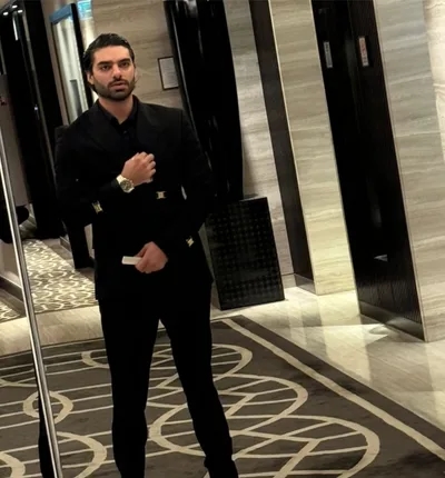 حذيفة عباس ببدلة سوداء